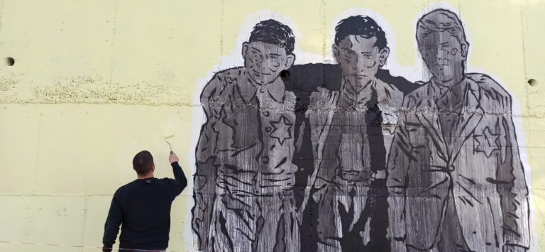 Τοιχογραφία της «Ομάδας Γειτονιάς του Βαρδάρη» σε ανάμνηση του Ολοκαυτώματος