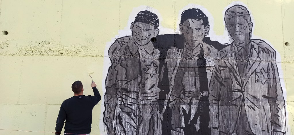 Τοιχογραφία της «Ομάδας Γειτονιάς του Βαρδάρη» σε ανάμνηση του Ολοκαυτώματος