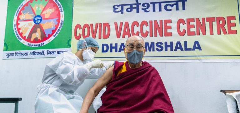 Εμβολιάστηκε ο Δαλάι Λάμα