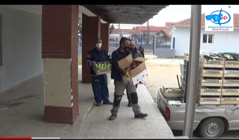 Φλώρινα: Τόνοι φρούτων από το ΕΒΕ σε άπορες οικογένειες και τη Μητρόπολη (video)
