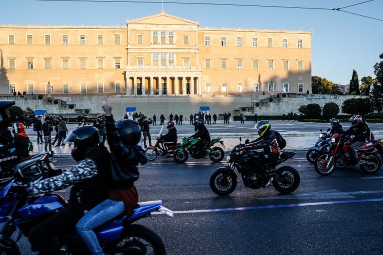 Εικόνες από τη μοτοπορεία στο κέντρο της Αθήνας για τον 23χρονο μοτοσικλετιστή