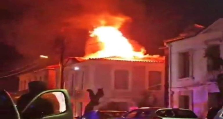 Λέσβος: Φωτιά σε νεοκλασικό σπίτι στην πλατεία της Καλλονής, από κεραυνό (εικόνες)