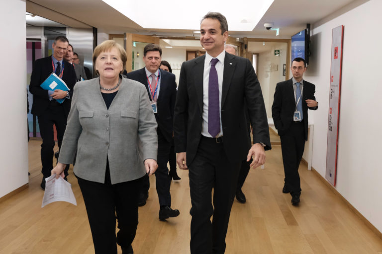 Η Μέρκελ συνεχάρη τον Μητσοτάκη για την εθνική επέτειο στο Συμβούλιο της ΕΕ