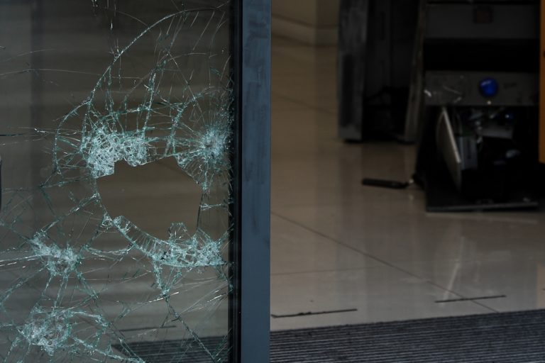 Μπαράζ εμπρησμών στην Αττική- Επιθέσεις σε τράπεζες και οχήματα