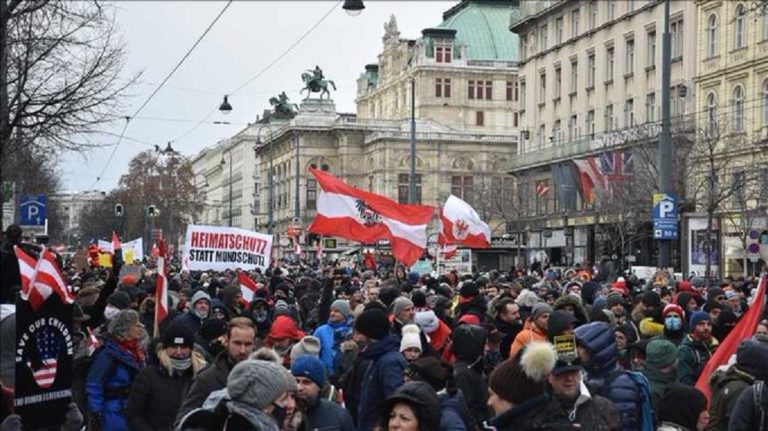 Αυστρία: Χιλιάδες διαδήλωσαν στη Βιέννη εναντίον των περιοριστικών μέτρων