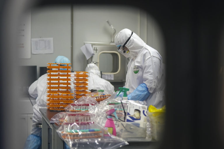 ΠΟΥ: «Εξαιρετικά απίθανη» η θεωρία ότι ο ιός διέρρευσε από εργαστήριο της Γουχάν