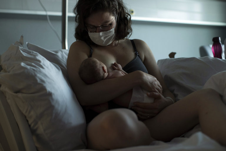 Έρευνα-Covid-19: Τα αντισώματα περνάνε από την εμβολιασμένη μητέρα στο μητρικό γάλα