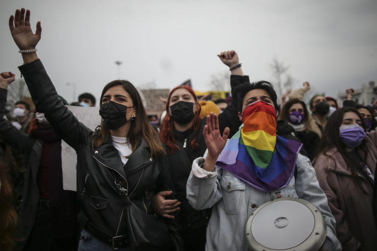 Έρευνα: Θύελλα αντιδράσεων προκάλεσε η αποχώρηση της Τουρκίας από τη Συμφωνία της Κωνσταντινούπολης