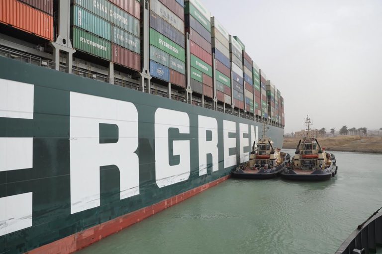 Έμφραγμα διαρκείας στη διώρυγα του Σουέζ – Πλήγμα στη ναυτιλία