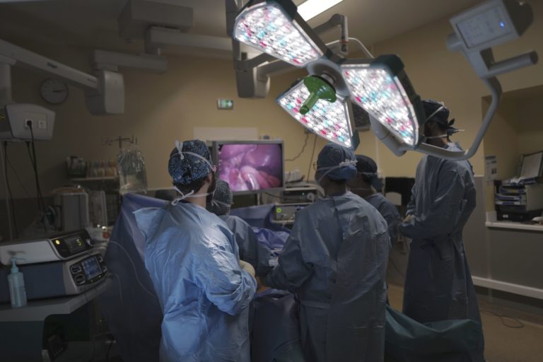 Έρευνα: Η καθυστέρηση χειρουργικών επεμβάσεων σε ασθενείς με Covid-19 μειώνει τον κίνδυνο  μετεγχειρητικού θανάτου