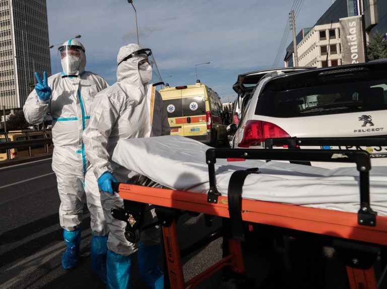 Νέα αρνητικά ρεκόρ κρουσμάτων και διασωληνωμένων – Σχεδιασμοί για το λιανεμπόριο (video)
