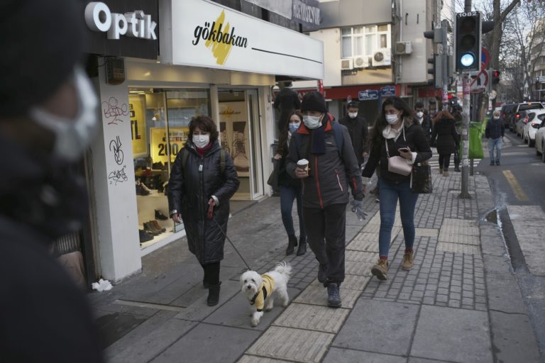 Σταδιακή χαλάρωση μέτρων κατά του ιού στην Τουρκία