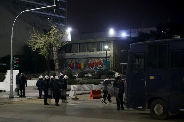 Ένταση μεταξύ αστυνομίας και νεαρών το βράδυ έξω από το  ΑΠΘ  (video)