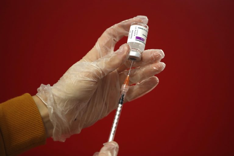 Καθησυχαστικός ο Ευρωπαϊκός Οργανισμός Φαρμάκων για το εμβόλιο της AstraZeneca (videο)