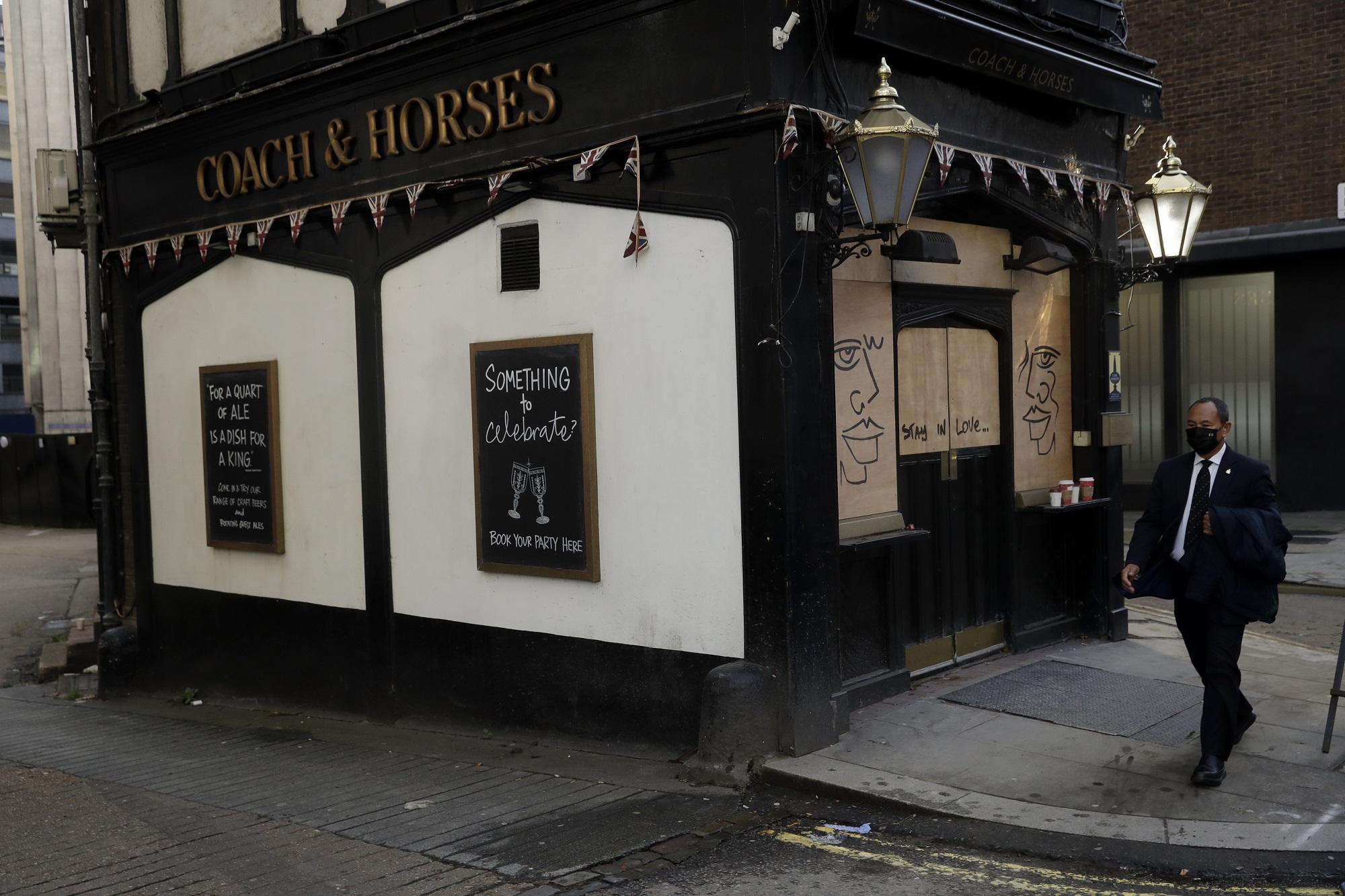 Mhdenikoi 8anatoi Apo Ton Koronoio Sthn Agglia Sxediazetai Pistopoihtiko Eisodoy Se Pamp Ertnews Gr