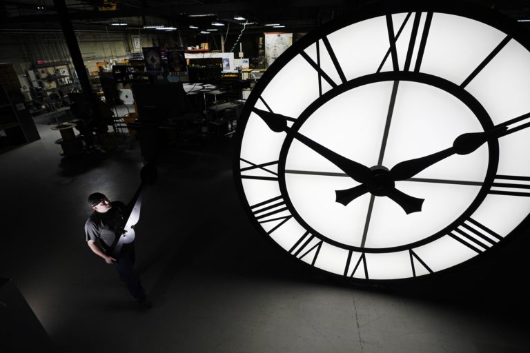 Αντίστροφη μέτρηση για την αλλαγή της ώρας – Θα είναι η τελευταία;