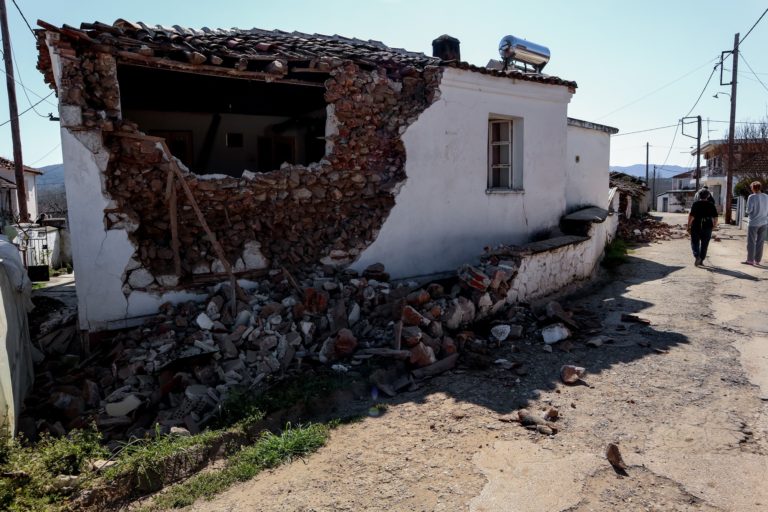 Δύσκολη νύχτα στη Θεσσαλία – Μέρα ελέγχων και απογραφής ζημιών (video)