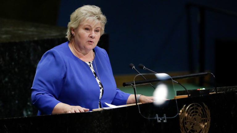 Νορβηγία: Η αστυνομία ανακρίνει την πρωθυπουργό για πάρτι γενεθλίων με 13 άτομα