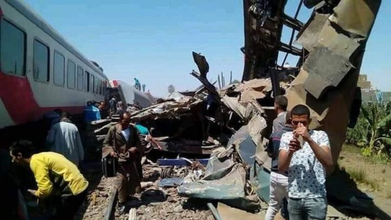 Τραγωδία στην Αίγυπτο με δεκάδες θύματα από σύγκρουση τρένων