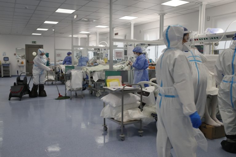Δοκιμάζεται η αντοχή των νοσοκομείων – Ανοικτό θέμα η επίταξη ιδιωτών γιατρών