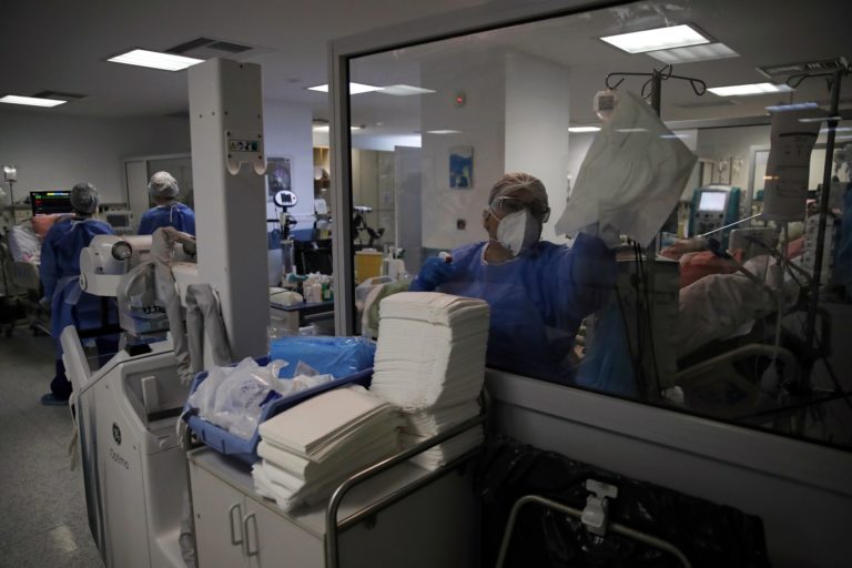 Αφόρητη πίεση στο ΕΣΥ – Γεμίζουν οι κλίνες Covid στα νοσοκομεία της Αττικής