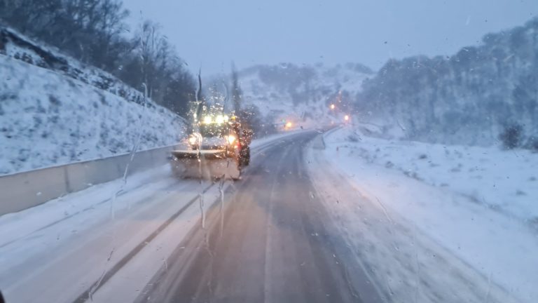 Φλώρινα: Με χειμερινά ελαστικά ή αλυσίδες λόγω χιονιού η κίνηση των οχημάτων στα ορεινά