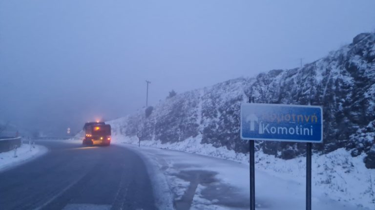 Χιονίζει στην ορεινή Ροδόπη