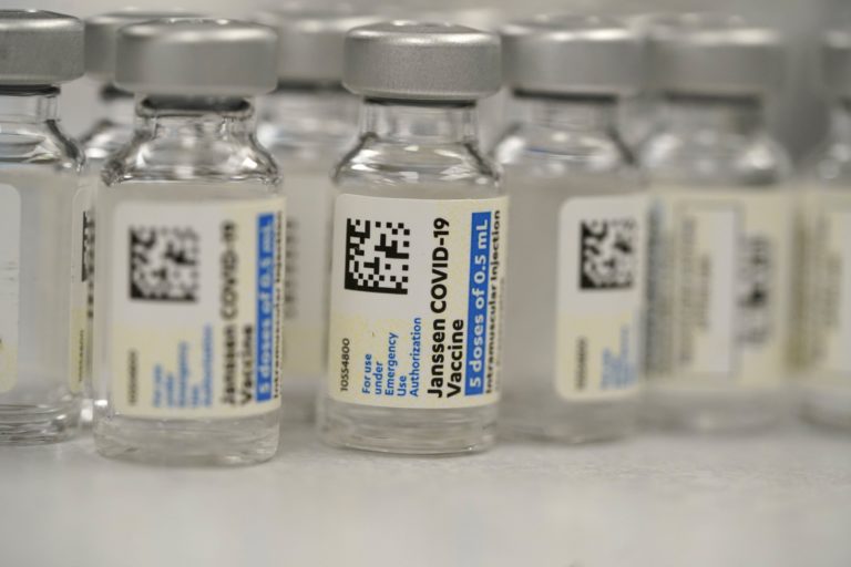 Εμβολιασμοί: Παραλαμβάνεται στην Ελλάδα η πρώτη παρτίδα του εμβολίου της Johnson&Johnson