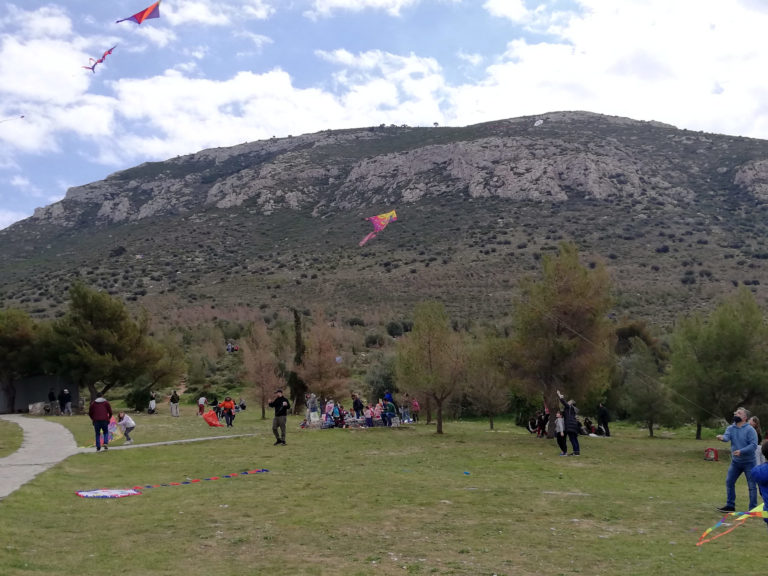 Με αποστάσεις, μάσκες και περιορισμούς στις μετακινήσεις το πέταγμα του χαρταετού (video)