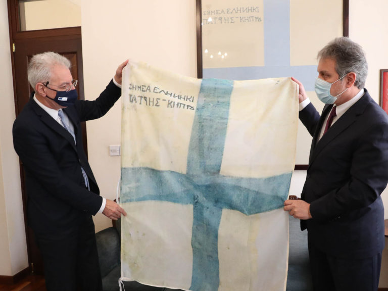 Κύπρος: Αντίγραφο της σημαίας των Κυπρίων αγωνιστών του 1821 παρέδωσε στον υπ. Παιδείας ο Έλληνας πρέσβης