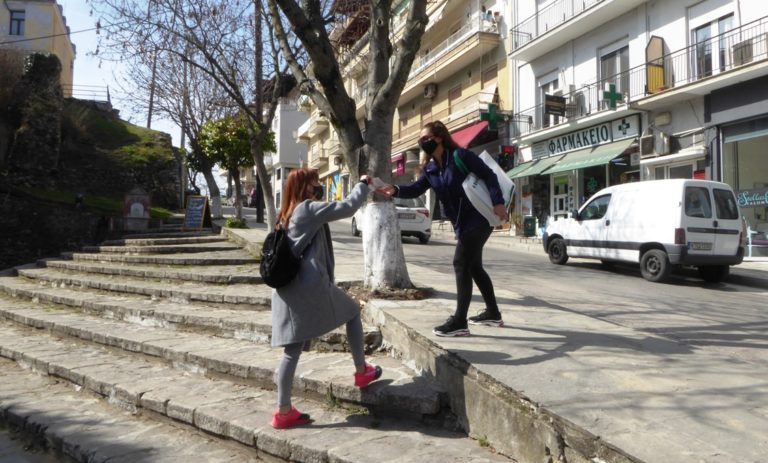 Καστοριά: Μάσκες κι ενημέρωση από το Κέντρο Συμβουλευτικής Γυναικών