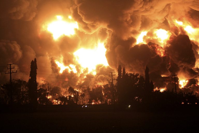 Ινδονησία: Τεράστια πυρκαγιά σε διυλιστήριο απομακρύνθηκαν κάτοικοι – Πέντε τραυματίες