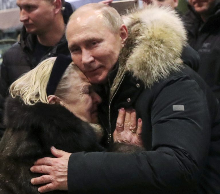 Β. Πούτιν: Οι  γυναίκες φέρνουν αρμονία, τρυφερότητα, φροντίδα, ομορφιά, αγάπη στον κόσμο