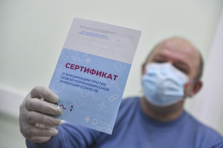 Η Ρωσία αναπτύσσει πιστοποιητικό εμβολιασμού για ταξίδια στο εξωτερικό