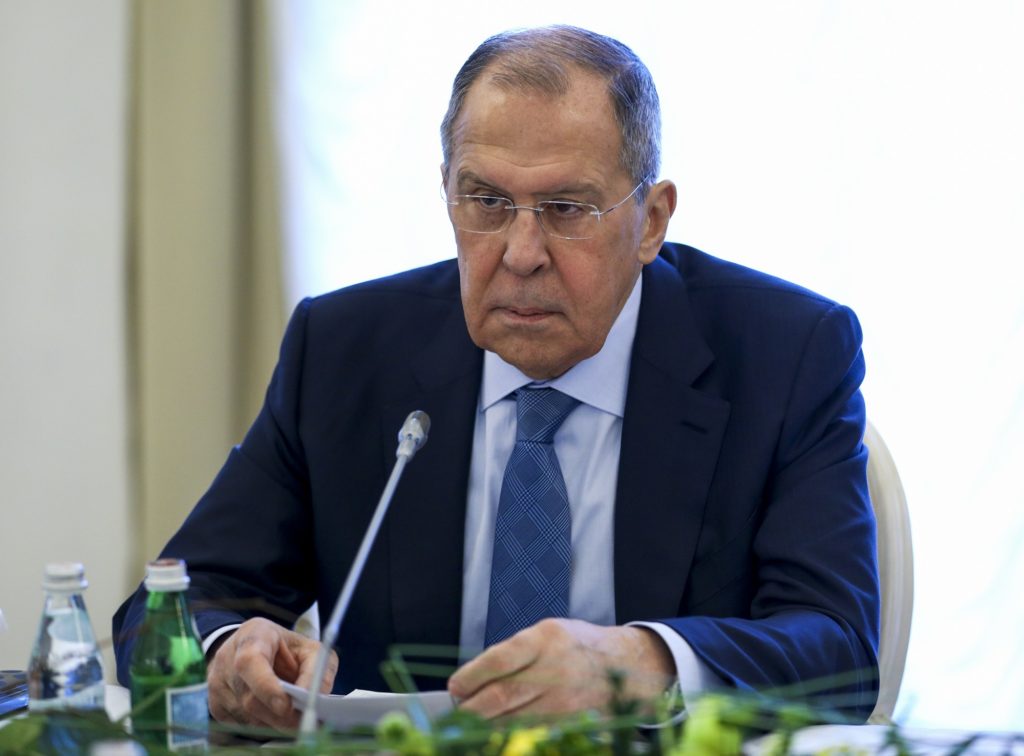Λαβρόφ: Η Δύση επιχειρεί να «εκτροχιάσει» τις διαπραγματεύσεις Μόσχας-Κιέβου με την «υστερία» για την Μπούκα