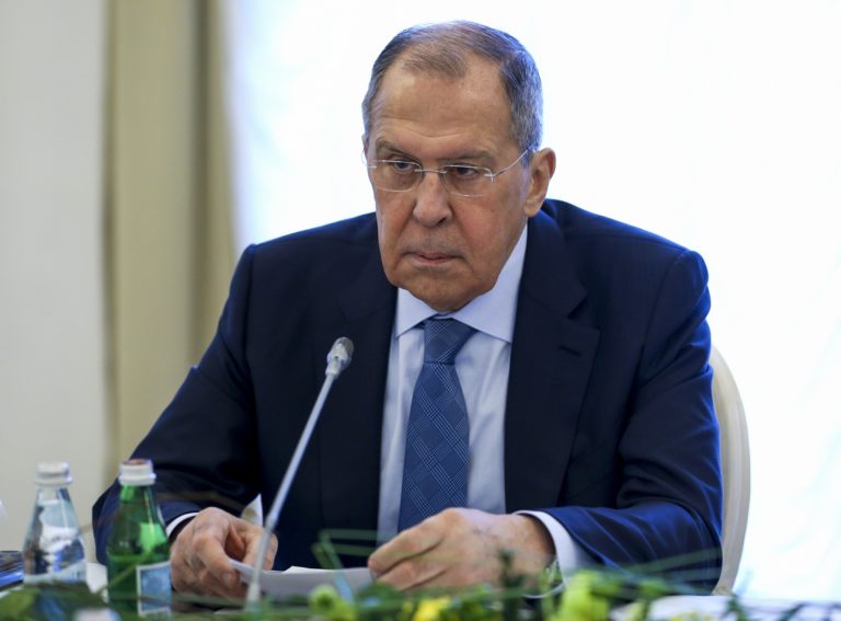 Λαβρόφ: Η Δύση επιχειρεί να «εκτροχιάσει» τις διαπραγματεύσεις Μόσχας-Κιέβου με την «υστερία» για την Μπούκα