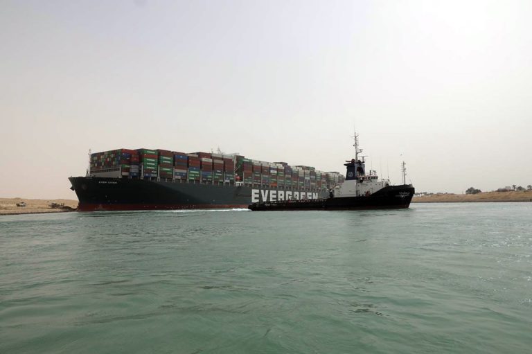 Σουέζ: Το μπλόκο στη διώρυγα από το 400μ. φορτηγό-πλοίο «διπλασιάζει» τις τιμές στα πετρελαϊκά προϊόντα (video)