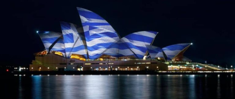 Στα χρώματα της γαλανόλευκης ντύνονται πόλεις σε όλο τον κόσμο