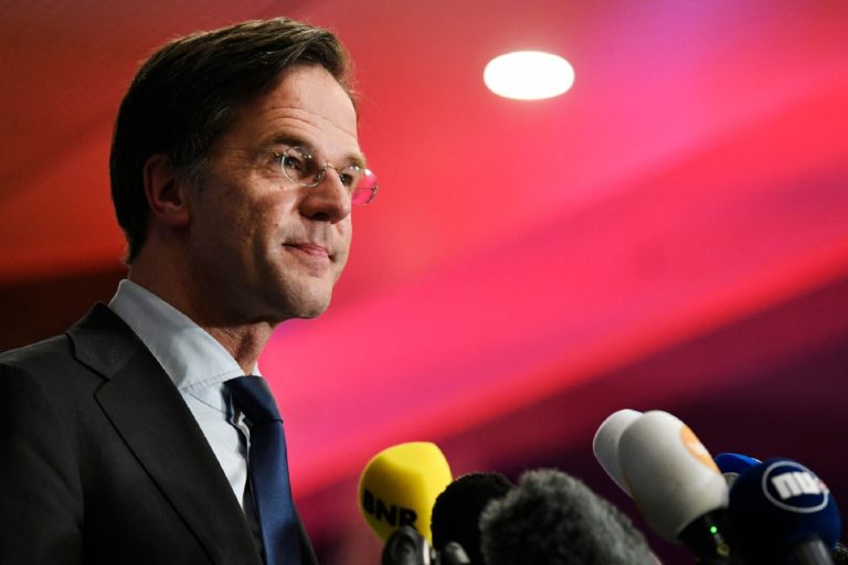 Ο Ολλανδός πρωθυπουργός ζητά συγγνώμη για τη χαλάρωση των περιορισμών καθώς τα κρούσματα αυξάνονται