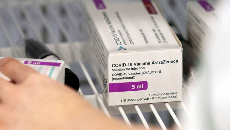 Εμβόλιο AstraZeneca: Η Δανία διερευνά δύο περιστατικά επιπλοκών με θρομβώσεις σε υγειονομικούς