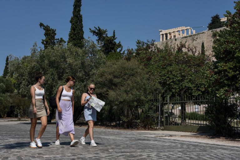 Κικίλιας: Κανένας συμβιβασμός για τη δημόσια υγεία εν μέσω τουρισμού