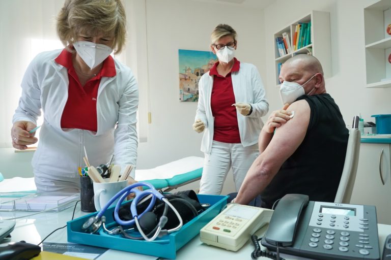 Όλαφ Σολτ: Πρόταση για άρση περιορισμών των εμβολιασμένων στη Γερμανία