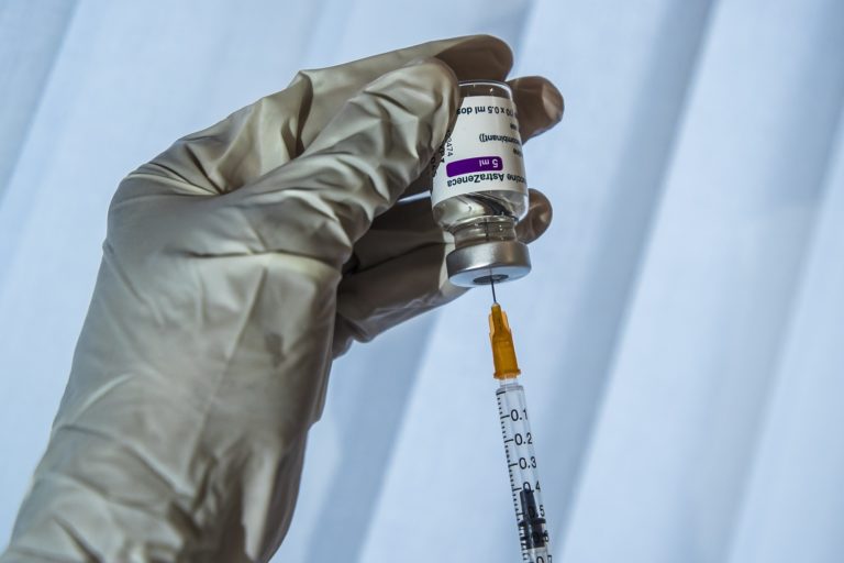 Μείωση στις παραδόσεις εμβολίων ανακοίνωσε η AstraZeneca (video)
