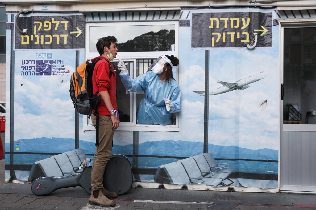 Kαραντίνα με “βραχιολάκι” αντί εγκλεισμού σε ξενοδοχείο στο Ισραήλ