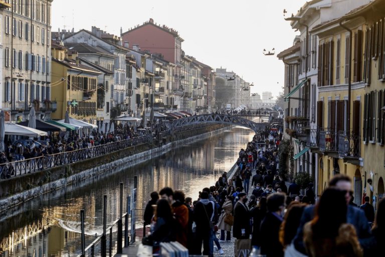 Ιταλία: Στόχος οι 500.000 ημερήσιοι εμβολιασμοί τον Απρίλιο
