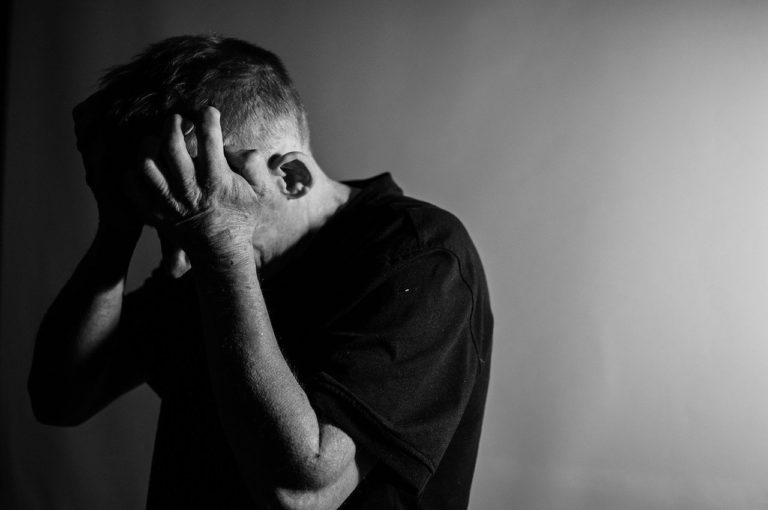 Έρευνα: Οι άνθρωποι με άγχος ή κατάθλιψη συνήθως εμφανίζουν Αλτσχάιμερ σε πιο νεαρή ηλικία