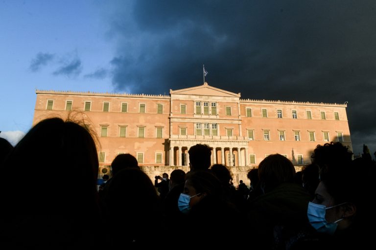 ΝΔ: Ο ΣΥΡΙΖΑ εξακολουθεί να καλεί σε διαδηλώσεις εν μέσω κορύφωσης της πανδημίας