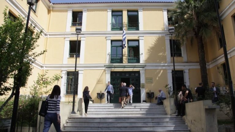 Οδηγήθηκαν στον εισαγγελέα επτά άτομα για επεισόδια και τραυματισμούς αστυνομικών στο Ζεφύρι
