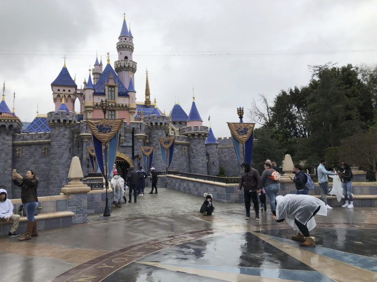Η Disneyland σχεδιάζει να ανοίξει εκ νέου για το κοινό “έως τα τέλη Απριλίου”