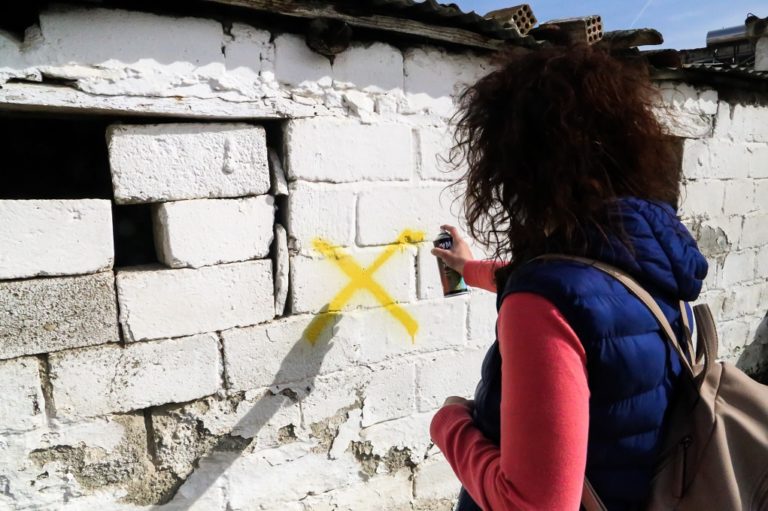 Θεσσαλία: 900 μη κατοικήσιμα σπίτια – Βράχος “κρέμεται” πάνω από το Δαμάσι